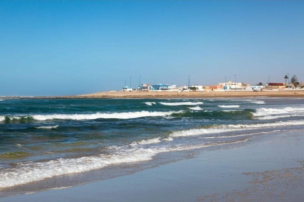 الرمال السوداء جنوب المغرب تدخل مرحلة التجريب… شركة كندية تتحرك لاستخراج التيتانيوم بطانطان