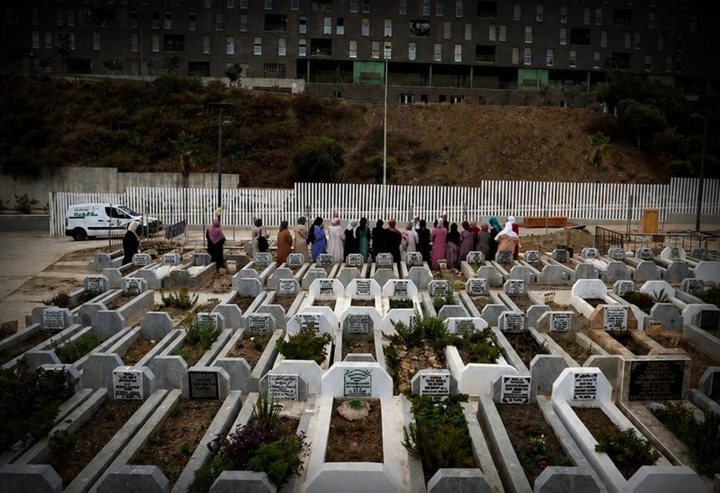 18 قبراً بلا أسماء في سبتة… جثامين ضحايا 30 يوليوز تنتظر تحديد الهويات