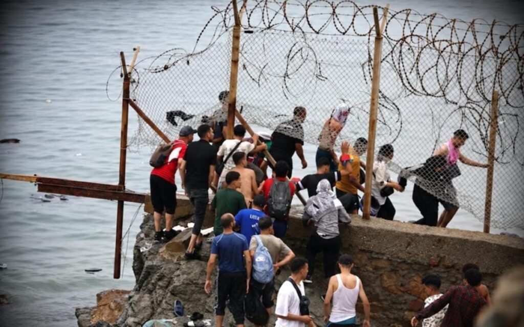إسبانيا.. فوكس يطالب بوقف تأشيرات المغاربة حتى تعترف الرباط بسيادة مدريد على سبتة ومليلية عسكريون مغاربة في سبتة خلال عملية إخلاء مخيم إل ترامبولين وفق تقارير صحفية إسبانية