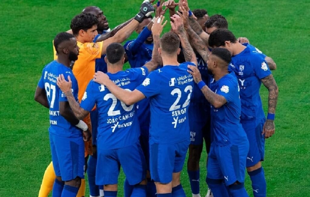 ياسين بونو يعود بـ4 تصديات وشباك نظيفة.. الهلال يسحق التعاون 6-0 ويستعيد الصدارة ياسين بونو حارس الهلال بعد العودة بشباك نظيفة في الفوز 6-0 على التعاون