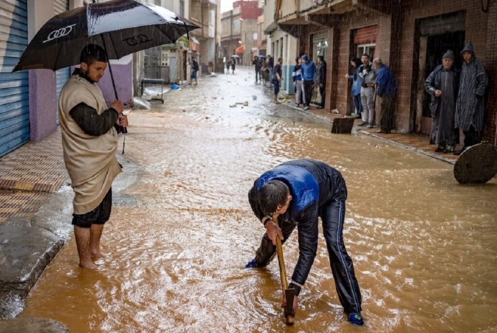 دراسة: الأسطح الصلبة ترفع جريان مياه الأمطار حتى 6 مرات.. خنيفرة والفنيدق ضمن الأكثر حساسية للسيول جريان مياه الأمطار في المدن المغربية وخطر السيول في خنيفرة والفنيدق