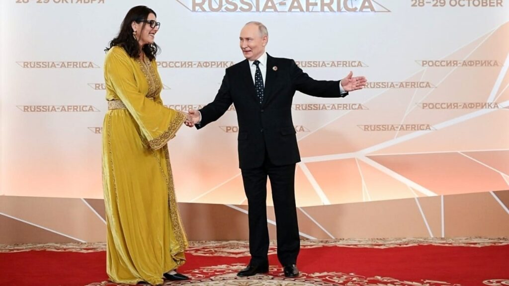 بوتين سأل ألمانياً: «لماذا تتحدث بالإنجليزية؟».. والمنصوري تخاطب موسكو بالفرنسية وتفتح جدل السيادة اللغوية! بوتين والمنصوري في قمة موسكو وسط جدل لغة الخطاب الرسمي المغربي