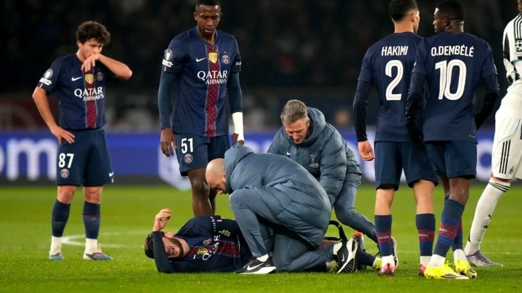 إصابة كفاراتسخيليا بالرباط الصليبي خلال مباراة باريس سان جيرمان وبرشلونة 4-2 في دوري أبطال أوروبا 2026